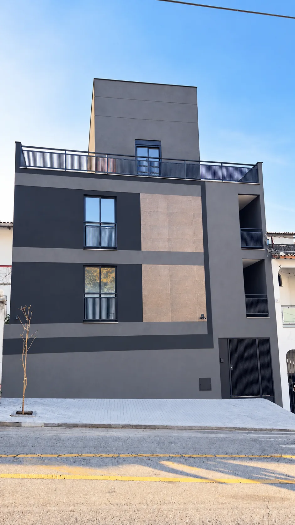Prédio residencial novo e baixo em rua da Vila Carrão