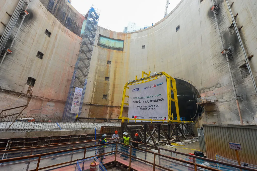 Tuneladora da Linha 2-Verde chegando à futura estação Vila Formosa