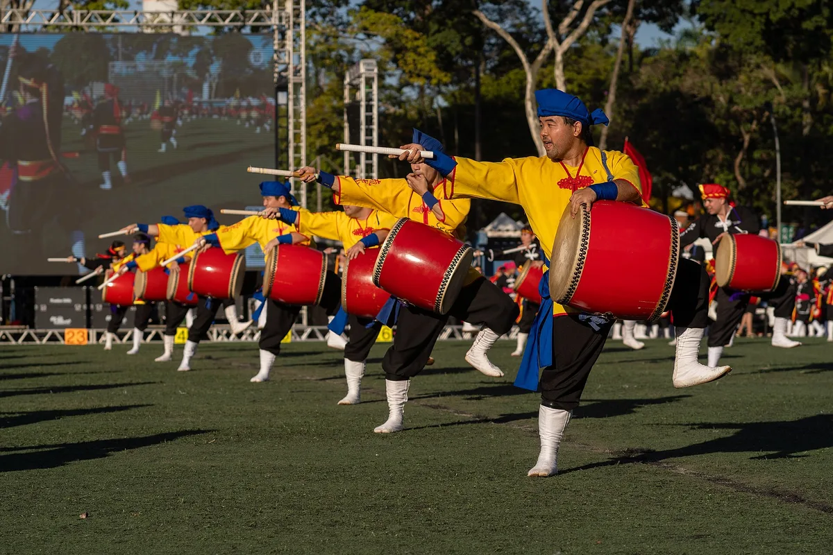 Grupo de eisá com tambores no Okinawa Festival